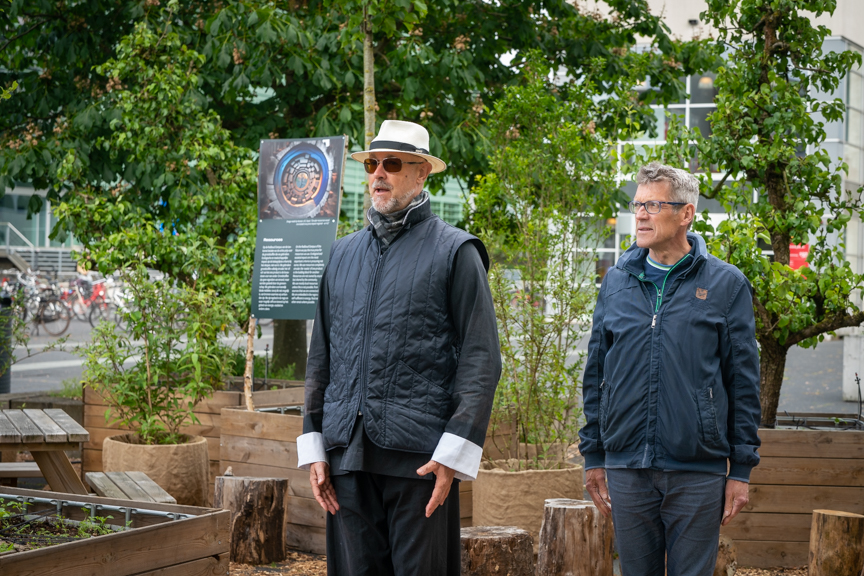 Nijmegen 2305-  Tai-Chi in het pop-up-bos op het voorplein van het Linnaeus-gebouw.