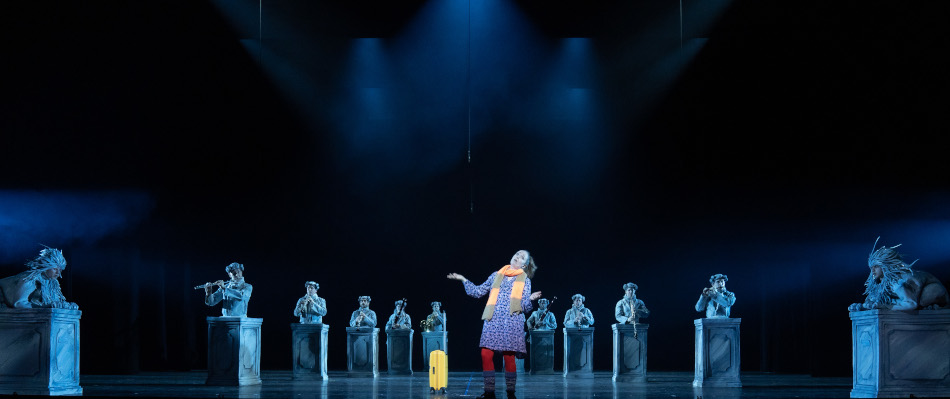 tekst & regie Daniël van Klaveren | muzikaal concept Joris Nassenstein | vormgeving Dieuweke van Reij | arrangeur Toek Numan | spel & zang Annet Malherbe, Nur Dabagh, Marcel van Dieren, Storm Parser, Mijntje Pronk, Semele Uyttenbroeck | choreografie orkest Patrick Karijowidjojo | regieassistentie & choreografie kleine emsembles Francesco Bekkema | coproductie Theater Sonnevanck & Phion, orkest van Gelderland & Overijsseltekst & regie Daniël van Klaveren | muzikaal concept Joris Nassenstein | vormgeving Dieuweke van Reij | arrangeur Toek Numan | spel & zang Annet Malherbe, Nur Dabagh, Marcel van Dieren, Storm Parser, Mijntje Pronk, Semele Uyttenbroeck | choreografie orkest Patrick Karijowidjojo | regieassistentie & choreografie kleine emsembles Francesco Bekkema | coproductie Theater Sonnevanck & Phion, orkest van Gelderland & Overijssel