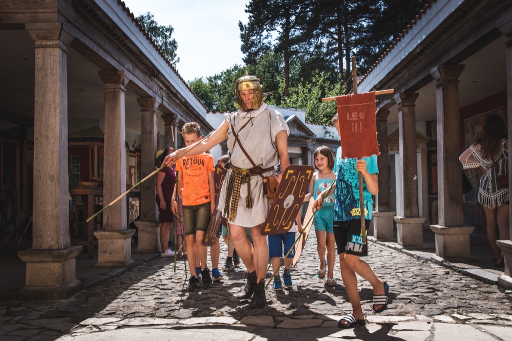 Kinderen gaan op pad met een Romeinse soldaat © RvM fotografie
