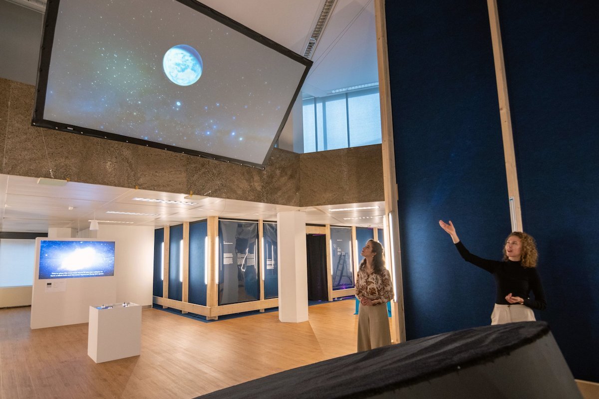 Perspreview Into the Black Hole in het Valkhofmuseum.