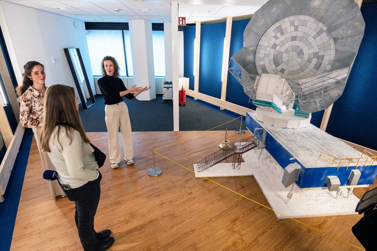 Perspreview Into the Black Hole in het Valkhofmuseum.