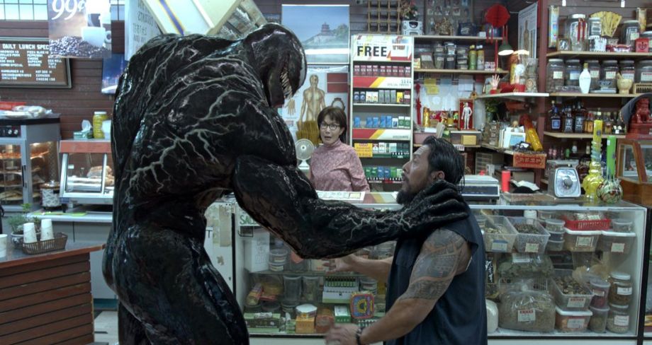 Venom: mensenhoofden peuzelende Darth Invader **