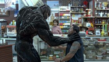 Venom: mensenhoofden peuzelende Darth Invader **