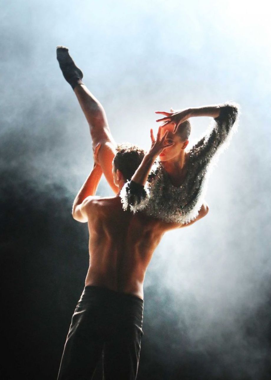 Introdans vermaakt en verbaast