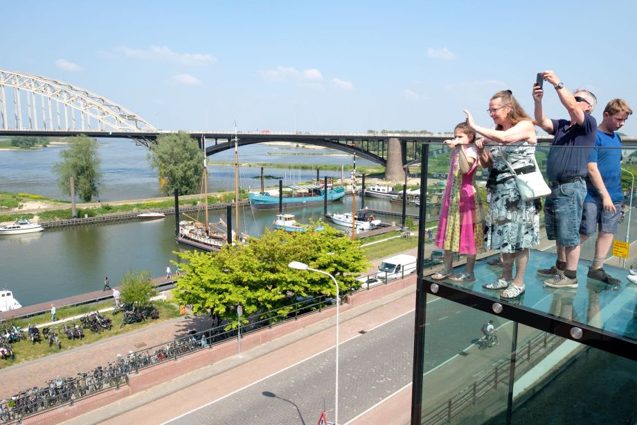 Bezoekers op het balkon van De Bastei