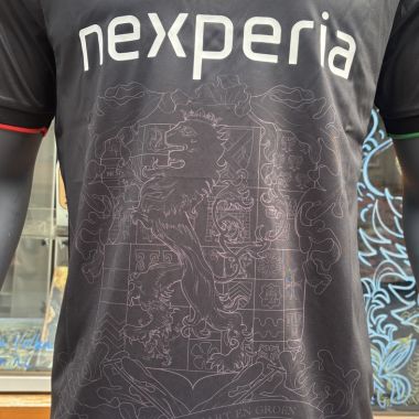 Uitshirt geïnspireerd op middeleeuwse schilderkunst maakt N.E.C.-kunstcollectie compleet