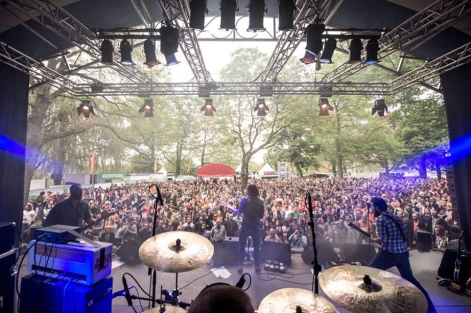 Young neemt kijkje bij Oranjepop