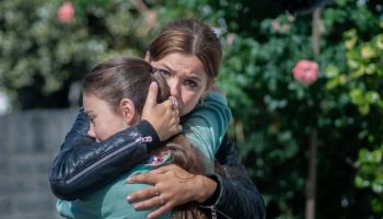 Binnen heerst de storm in ‘Buiten is het feest’ ★★★★